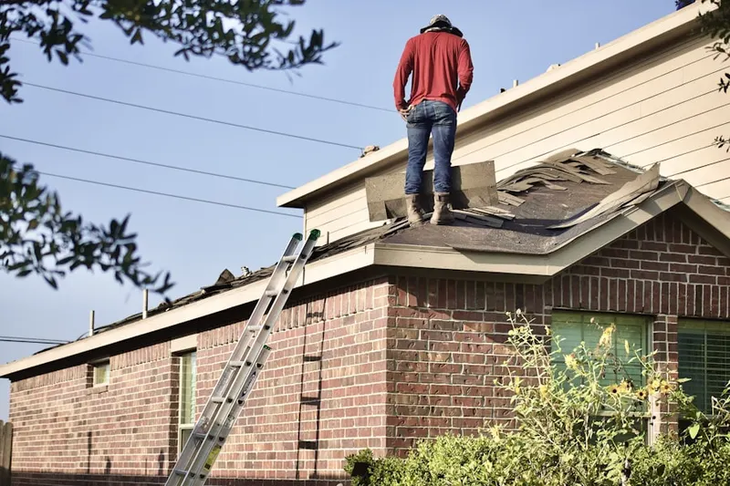 Professional roofer working on a residential roof in Rio